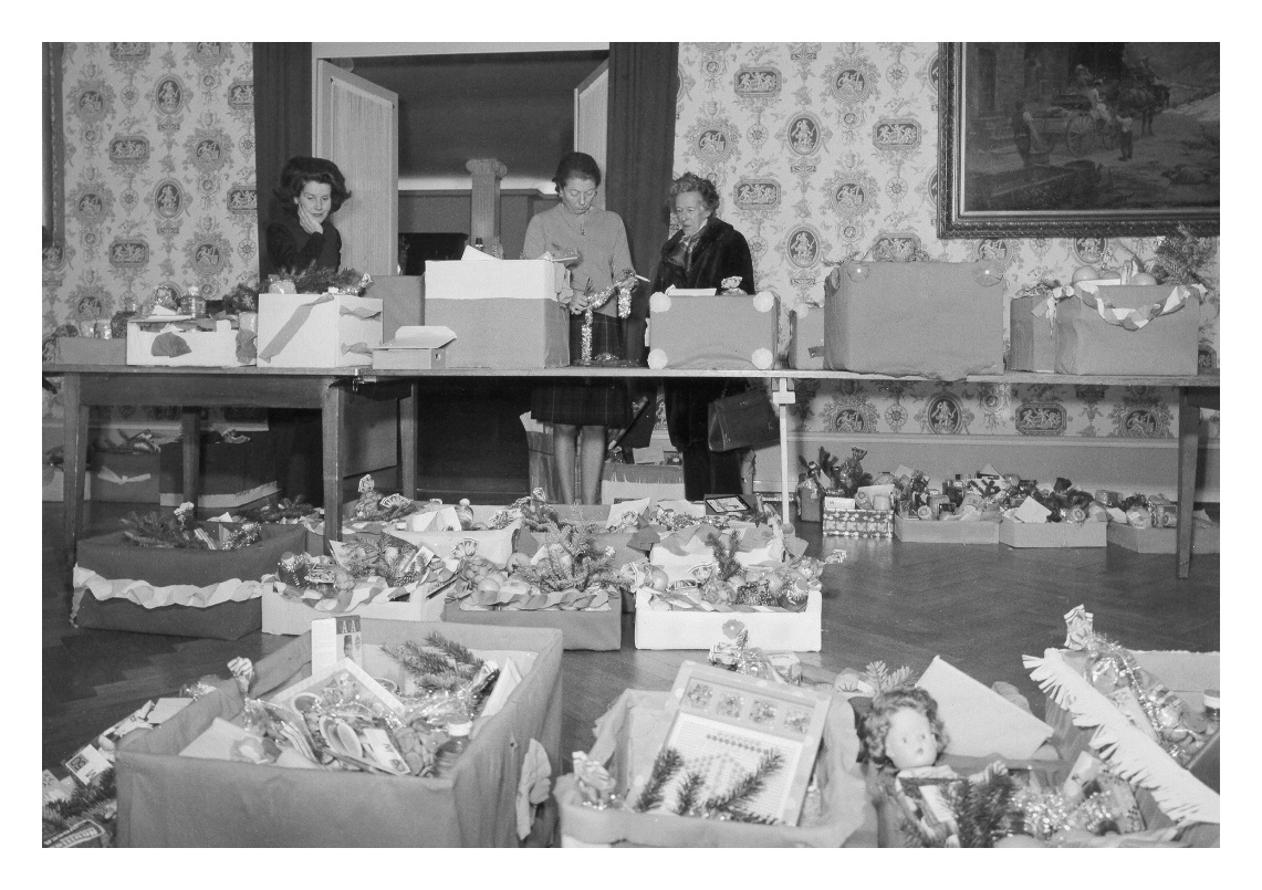 Une image contenant intérieur, meubles, table, noir et blanc

Description générée automatiquement