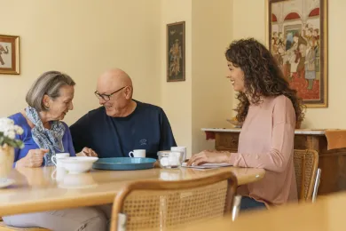 Une employée Croix-Rouge genevoise explique les possibilités de relais pour les proches aidants