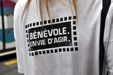 Un t-shirt avec écriture Devenir bénévole