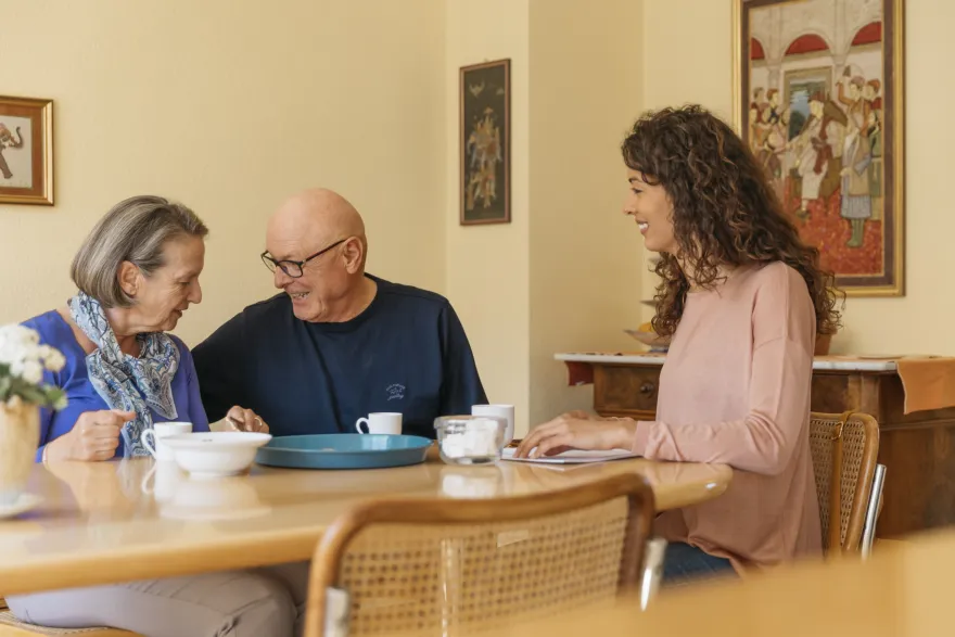 Une employée Croix-Rouge genevoise explique les possibilités de relais pour les proches aidants