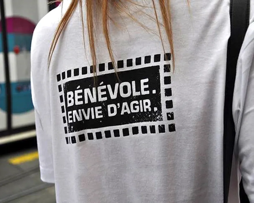 Un t-shirt avec écriture Devenir bénévole