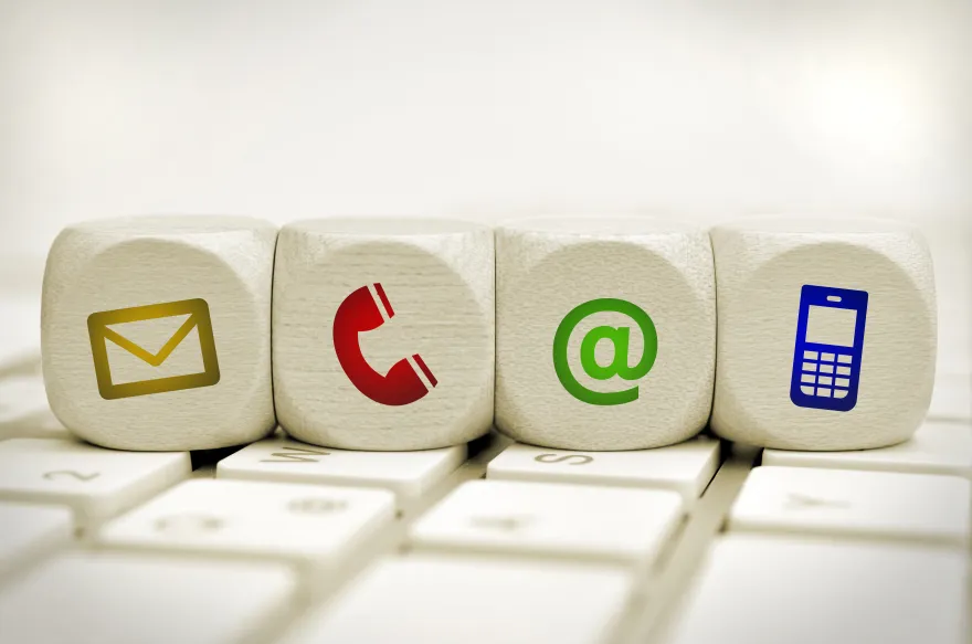 Des dés avec les pictogramme des différents moyens de contact (téléphone, e-mail...)